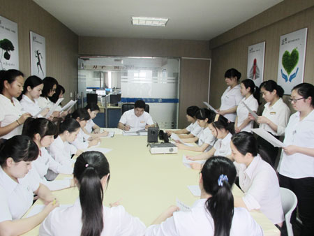 萬商短信平臺公司-會議室進行學(xué)習探討